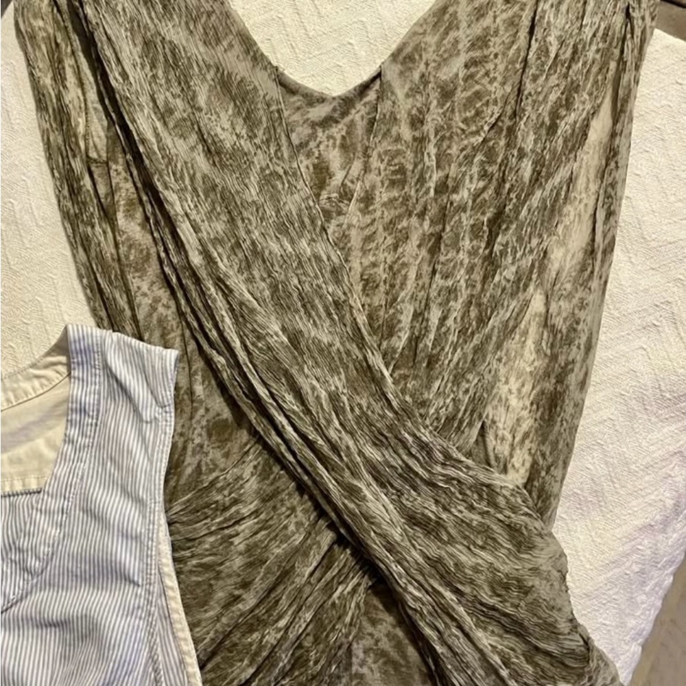 PRE-OWNED Bailey 44 Khaki Tie-Dye Flowy Veil Top | XS